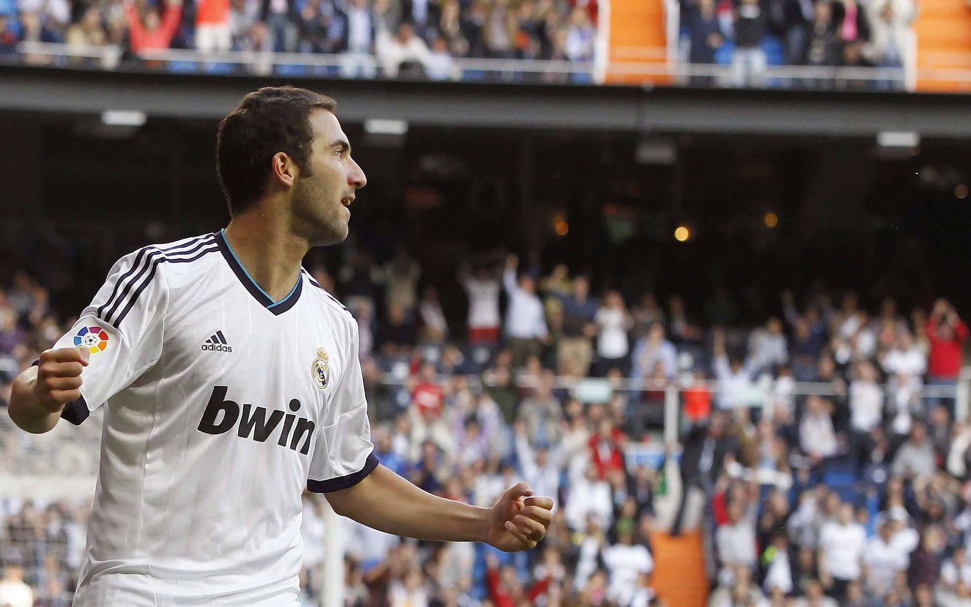 纳达尔重返赛场，比赛局势复杂首场状态出色，篮网观众沸腾！观众掌声雷动