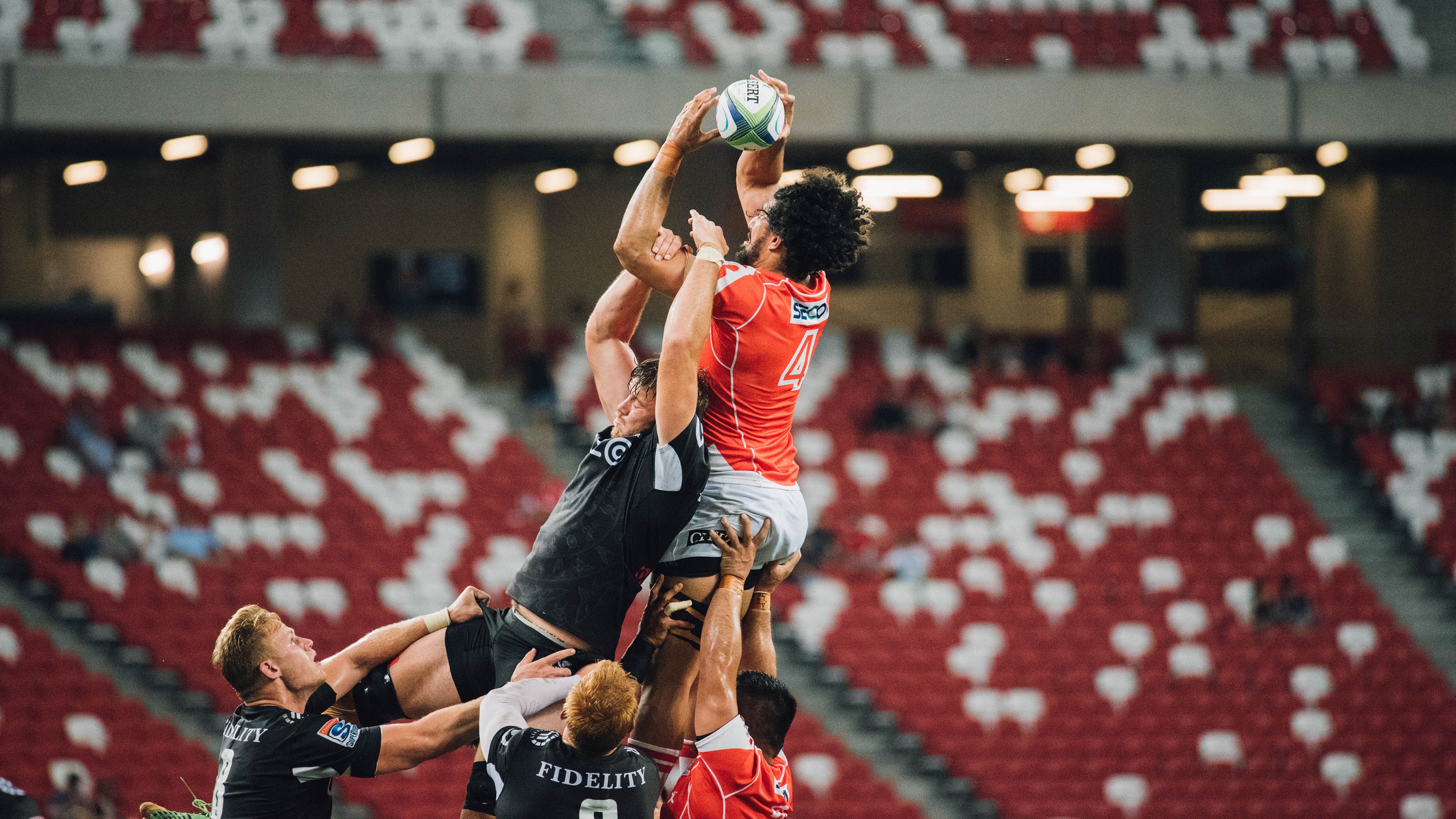 纳达尔重返赛场，比赛局势复杂首场状态出色，篮网观众沸腾！观众掌声雷动